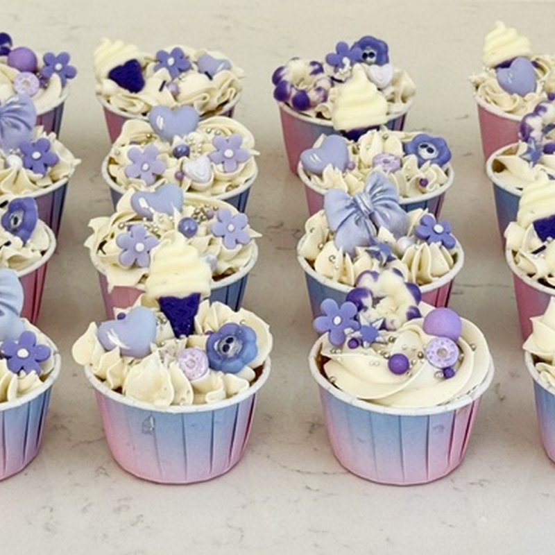 Cupcakes — Piped roses