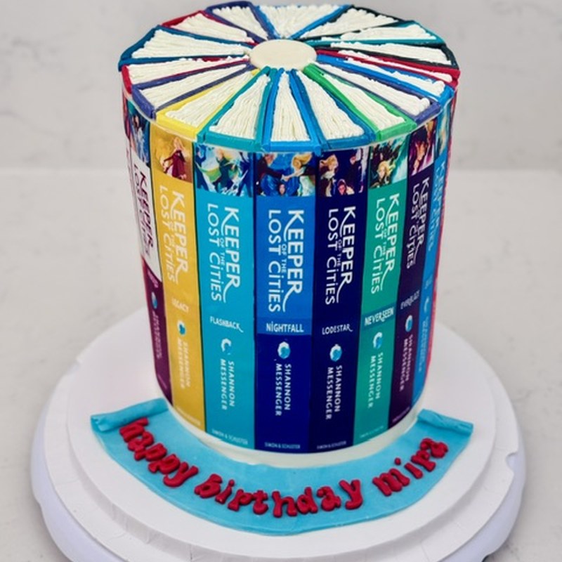 Custom cake — Stack of books