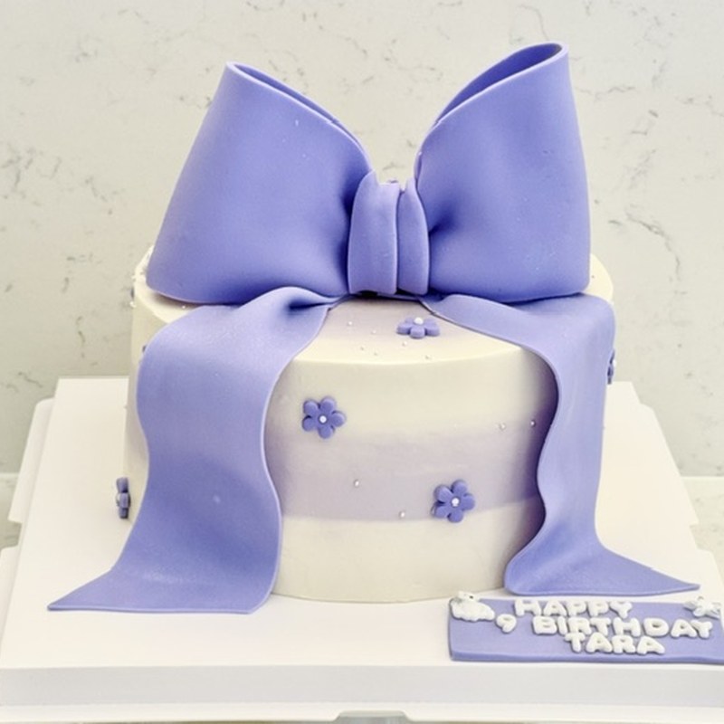 Custom cake — Fondant bow