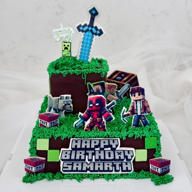 Custom cake — Two-tier gaming theme