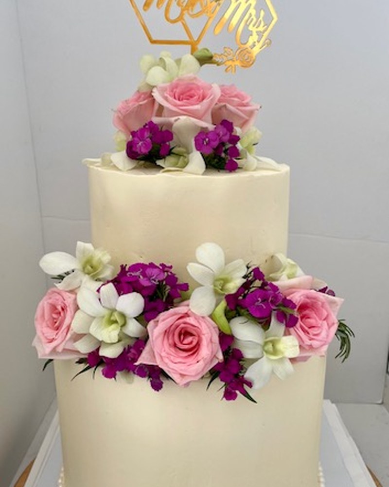 Tiered cake — Fresh roses, wedding